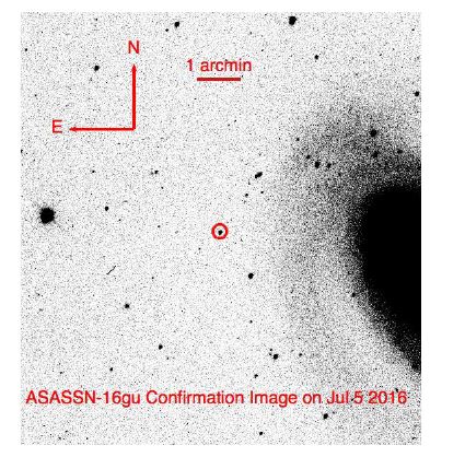 Астрономы из команды ASAS-SN, патрулирующие небо в поисках сверхновых звезд, обнаружили на снимке 5 июля 2016 года объект, которого не было на снимке от 26 июня 2016 года. В первом сообщении было объявлено, что найдена новая сверхновая в далекой галактике NGC 4725, но позже оказалось, что обнаруженный объект – это карликовая планета Макемаке. По предоставленной фотографии определите, за сколько дней до обнаружения Макемаке появилась в кадре? Считать, что во время наблюдений Макемаке была в противостоянии с Солнцем на расстоянии 51 а.е. от Земли.